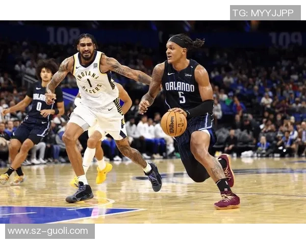 球星因争议判罚爆发激烈冲突 足球场上演惊心动魄的对决