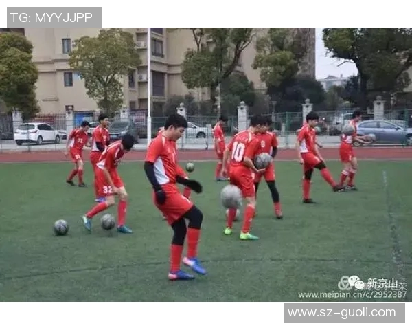 儿童版足球巨星人物形象展示快乐绿茵场上的未来之星