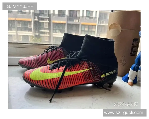 球星如何穿着落场足球鞋助力表现 解读专业球鞋选择与穿法技巧